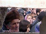 В Грозном женщины требуют вернуть им близких, похищенных неизвестными В Грозном женщины требуют вернуть им близких, похищенных неизвестными