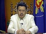 Оппозиция предъявила обвиняемому в коррупции президенту Филиппин Джозефу Эстраде ультиматум.  До шести часов утра субботы он должен заявить о своей отставке
