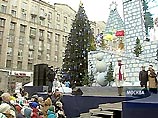 На Тверской площади развернулось праздничное гуляние по встрече Деда Мороза. Пришедших на площадь развлекали ряженые, завлекая в хороводы, не давая москвичам замерзнуть