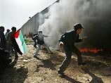 Тысячи палестинцев вышли в субботу на улицы города Калькилья на Западном берегу Иордана, чтобы выразить протест против строительства Израилем "стены безопасности" с Палестинской автономией