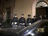 Дом председателя Еврокомиссии Романо Проди в итальянском городе Болонья оцеплен подразделениями сил безопасности после того, как сегодня вечером в его руках взорвалась поступившая по почте бандероль
