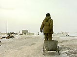 Жители поселка Атка в Магаданской области зимуют без света и тепла уже пятый год. Каждое утро они отправляются за углем к местной котельной Жители поселка Атка в Магаданской области зимуют без света и тепла уже пятый год. Каждое утро они отправляются за углем к местной котельной
