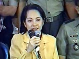 12 октября 2000 года - вице-президент Филиппин Глория Макапагал-Арройо подает в отставку с поста главы Департамента социального обеспечения в связи с подозрениями в адрес Джозефа Эстрады