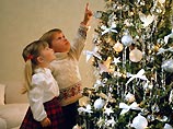 Царским указом всем жителям Москвы было велено отмечать встречу Нового года: зажигать в новогоднюю ночь костры, пускать фейерверки, поздравлять друг друга, украшать дома хвойными деревьями