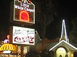 Церемония бракосочетания состоялась в Лас-Вегасе в часовне Little White - одной из свадебных часовен, расположенных на центральной городской улице Стрип
