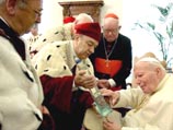 Папа Римский возобновил свои международные контакты в новом году. На фото ректор Вроцлавского университета вручает Иоанну Павлу II подарок