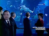 Путин и Назарбаев осмотрели бассейн с пираньями Путин и Назарбаев осмотрели бассейн с пираньями