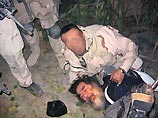 Журналист напоминает об обстоятельствах ареста Саддама Хусейна, о его выходе из ямы с поднятыми руками, о диалоге с американским офицером