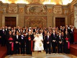 В тронном зале собрались послы 177 государств, с которыми Ватикан поддерживает дипломатические отношения