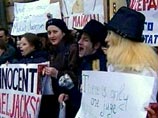 Фанаты Майкла Джексона провели митинг у посольства США в Москве Фанаты Майкла Джексона провели митинг у посольства США в Москве