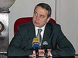 Выступая в эфире тбилисской телекомпании "Рустави-2", находящийся в Батуми Гогитидзе отметил, что режим ЧП был введен "для предотвращения дестабилизации" и будет отменен, как только парламент Аджарии примет такое решение