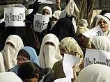 В Париже прошла демонстрация протеста против запрета на ношение в школах хиджаба