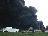 Более 100 пожарным при помощи 51 установки пенотушения лишь к утру среды удалось локализовать крупный пожар, вспыхнувший накануне на территории нефтегазового комплекса в городе Гресик на востоке индонезийского острова Ява Более 100 пожарным при помощи 51 установки пенотушения лишь к утру среды удалось локализовать крупный пожар, вспыхнувший накануне на территории нефтегазового комплекса в городе Гресик на востоке индонезийского острова Ява