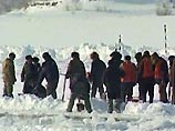 К спасению грузовика и пива были привлечены 6 водолазов МЧС и созданная на базе танка Т-72 бронированная ремонтно-эвакуационная машина БРЭМ-1 К спасению грузовика и пива были привлечены 6 водолазов МЧС и созданная на базе танка Т-72 бронированная ремонтно-эвакуационная машина БРЭМ-1
