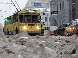 Из-за сильного снегопада на дорогах Москвы возникли заторы
