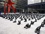 В память о погибших в Ираке солдатах на площади Чикаго выставили 500 пар армейских ботинок
