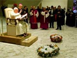 Шерсть двух ягнят, которые были принесены к ногам понтифика в украшенных цветами корзинах, будет впоследствии использована для изготовления паллиумов -знаков отличия архиепископов в Католической церкви