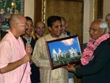 Президент Ассоциации индийцев России Санджит Кумар Джха (в центре) демонстрирует проект Ведического центра пресс-секретарю премьер-министра Индии