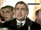 Как сказал Саакашвили, "Грузия была, есть и будет всегда". Он призвал все общество "отложить все в сторону и объединить страну", сообщает "Интерфакс". Как подчеркнул президент, "для этого правительство должно жить так же, как живет и весь народ"