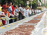 Бразильцы отпраздновали 450-летие третьего по величине города страны Сан-Паулу, съев гигантский торт