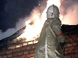 Крупный пожар, возникший в ночь на четверг, продолжается на одном из продовольственных складов в Иркутске