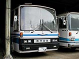 В Японии автобус встал на рельсы