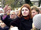 Девушку, ударившую гвоздиками принца Чарльза, обвиняют в поджоге здания минобразования Латвии