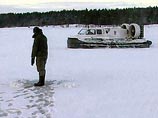 Сообщение о ЧП передали сами рыбаки. Один из них связался с местными властями по телефону и сообщил об отрыве льдины Сообщение о ЧП передали сами рыбаки. Один из них связался с местными властями по телефону и сообщил об отрыве льдины