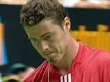 Российский теннисист Марат Сафин проиграл швейцарцу Роже Федереру в финале первого турнира из серии Большого Шлема 2004 года - открытого чемпионата Австралии. Сафин проиграл в первых же трех сетах со счетом 7:6 6:4 и 6:2