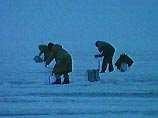 Когда вертолет снизился, чтобы зафиксировать факт нарушения границы, один из рыбаков метнул в вертолет шест для промера глубины в реке. Рыбацкое "копье" сбило антенну навигационного оборудования Ми-8 Когда вертолет снизился, чтобы зафиксировать факт нарушения границы, один из рыбаков метнул в вертолет шест для промера глубины в реке. Рыбацкое "копье" сбило антенну навигационного оборудования Ми-8