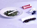 В число легких наркотиков входят марихуана, гашиш и другие производные растений индийской конопли, галюциногенные грибы, экстази, пейот, а также некоторые медицинские препараты и вещества легкого наркотического или психотропного действия