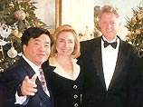 Джонни Чун давно сотрудничает с Демократической партией США. На фото с Хиллари и Биллом Клинтоном