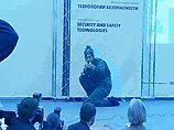 Русские девушки-милиционеры продемонстрировали свою красоту, мужество и умение драться за победу на конкурсе красоты "Мисс Безопасность" с главным призом - стиральная машина