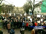 Самая массовая в истории Латвии демонстрация протеста школьников проходит сегодня в Риге у здания парламента (сейма). В ней, по последним данным, участвуют более 8 тысяч учащихся из 40 местных школ и других городов балтийской республики
