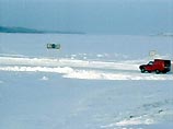 Когда до берега оставалось не более ста метров, автомашина наехала на ледяной торос и опрокинулась на крышу. Лед не выдержал и машина более чем на метр погрузилась в ледяную воду, оставаясь при этом на плаву