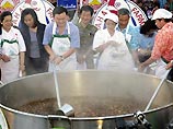 Власти Таиланда устроили грандиозный бесплатный банкет для любителей курятины Власти Таиланда устроили грандиозный бесплатный банкет для любителей курятины