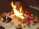 В минувшее воскресенье в храме МОСК на Хорошевке была совершена церемония Агни-хотры (огненного жертвоприношения). Этот древний ритуал совершается, чтобы облегчить посмертную участь погибшим