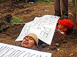 Более 30 боливийских заключенных в знак протеста зашили губы и распяли себя на кресте