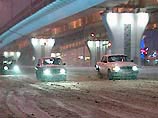 В связи со снегопадом ГИБДД Москвы призывает водителей к бдительности особенно прри проезде по мостам, эстакадам и путепроводам