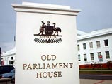 Необъяснимый поступок мужчины, допущенного на галерею для посетителей, прервал в четверг заседание парламента Австралии