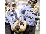 Голый британец, прорвавшийся на поле во время Super Bowl XXXVIII, предстал перед судом (ВИДЕО)