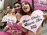 Четверо обнаженных активистов ассоциации в защиту прав животных провели в четверг в Париже акцию против меховой одежды