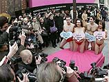Четверо голых любителей животных провели акцию протеста в Париже (ФОТО) Четверо голых любителей животных провели акцию протеста в Париже (ФОТО)