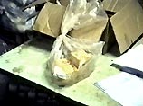 Руками наемных рабочих дешевый чай превращался в дорогую импортную продукцию известных марок "Брук Бонд", "Липтон", "Тифани". Руками наемных рабочих дешевый чай превращался в дорогую импортную продукцию известных марок "Брук Бонд", "Липтон", "Тифани".