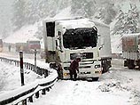 Стихийное бедствие в Турции: половина страны погребена под снегом, половина - затоплена