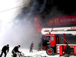 По уточненным данным, 51 человек погиб и свыше 70 получили ранения и ожоги в результате сильного пожара, вспыхнувшего сегодня в торговом комплексе в городе Цзилинь