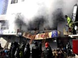 Пожар охватил второй ярус пятиэтажного здания, в котором находятся магазины, рестораны, бильярдные залы и караоке-бары
