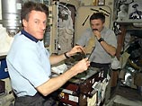 Экипажу МКС - Майклу Фоэлу и Александру Калери - удалось сфотографировать улетающий в космос крепеж
