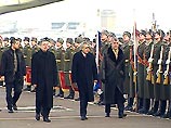 По прибытии в российскую столицу Моше Кацав отправился в Кремль для переговоров с Владимиром Путиным По прибытии в российскую столицу Моше Кацав отправился в Кремль для переговоров с Владимиром Путиным