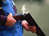 По данным пресс-службы Главного управления МВД РФ по Дальневосточному федеральному округу, ранее судимый 33-летний местный житель села им. Полины Осипенко по непонятным пока причинам стал стрелять по прохожим По данным пресс-службы Главного управления МВД РФ по Дальневосточному федеральному округу, ранее судимый 33-летний местный житель села им. Полины Осипенко по непонятным пока причинам стал стрелять по прохожим